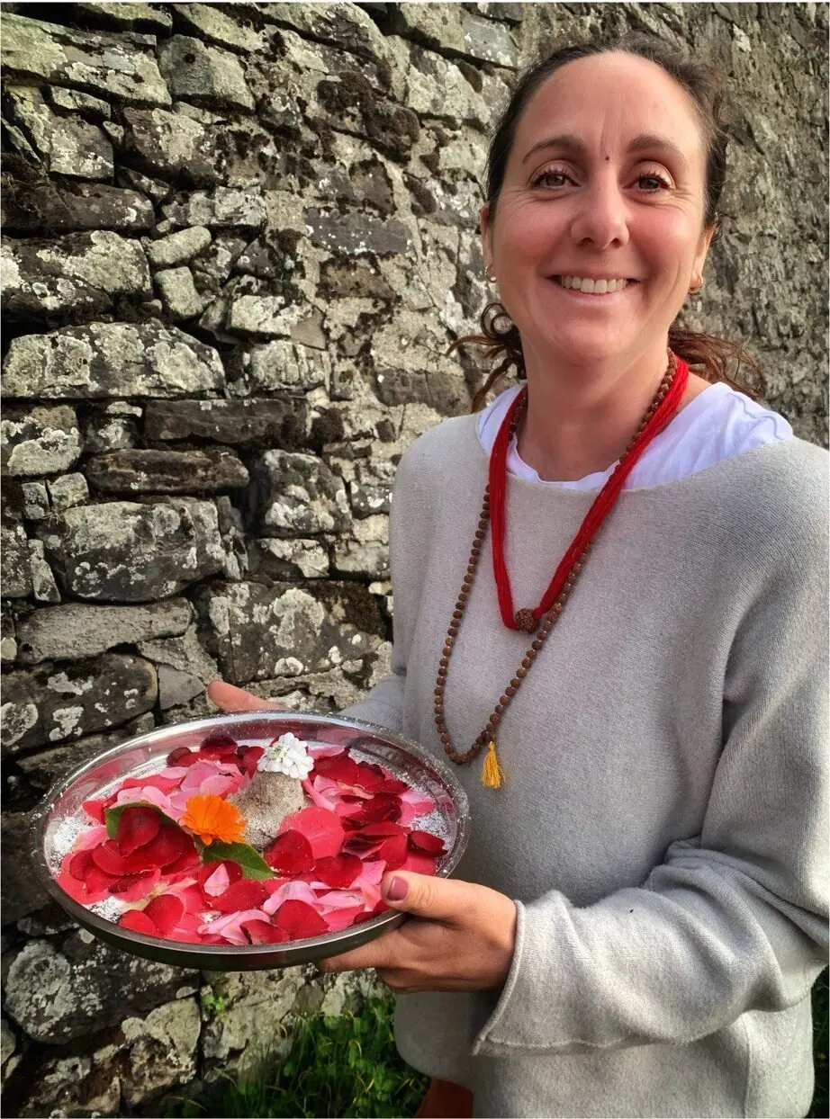 Laura Buoncristiani sorride con un vassoio di fiori fra le mani