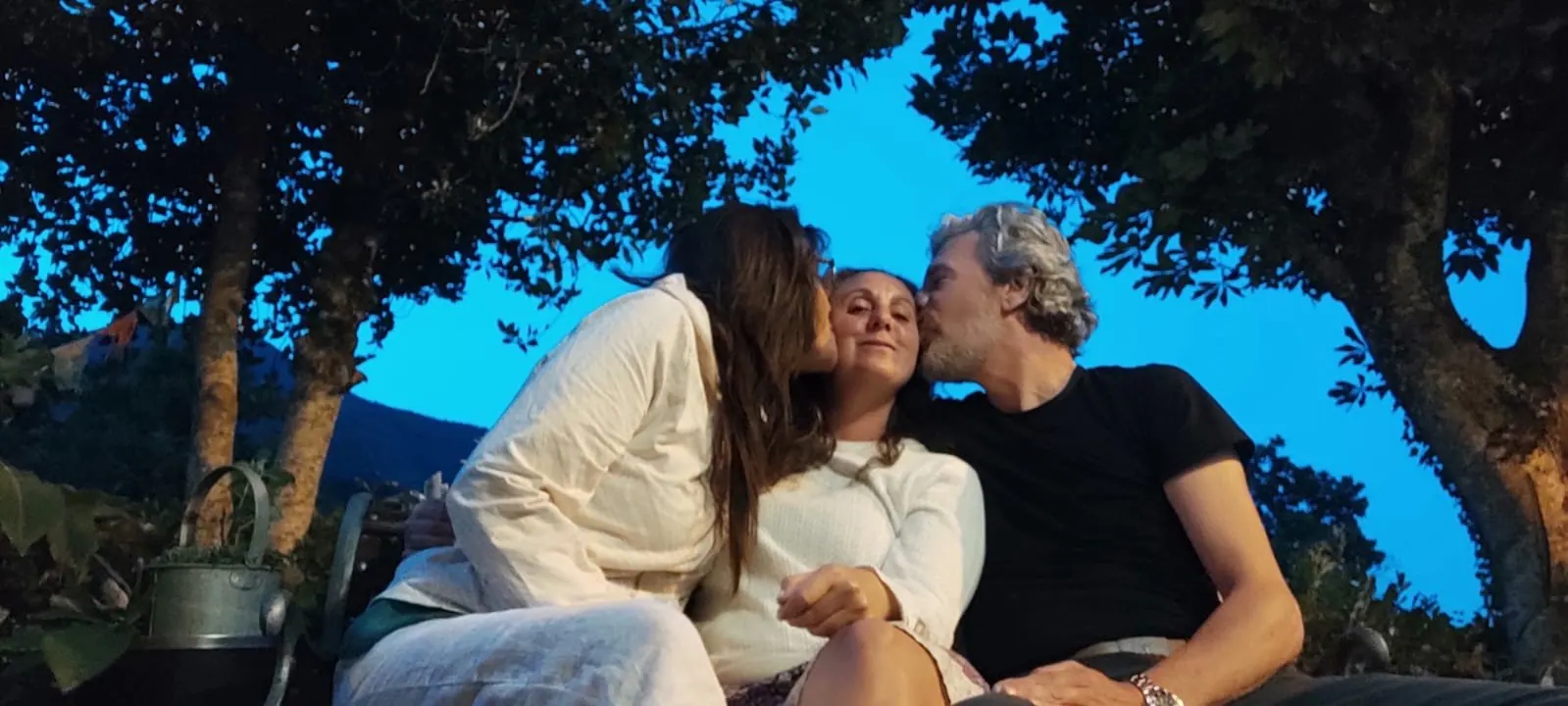Un abbraccio con Emanuela e Riccardo Venturi sotto un albero, al crepuscolo, all'Orsigna