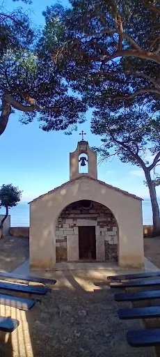 La piccola chiesa di San Cerbone fra i pini, nella luce del pomeriggio