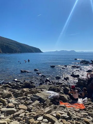 Gli scogli di Buca delle Fate e qualcuno che fa il bagno nel mare calmo