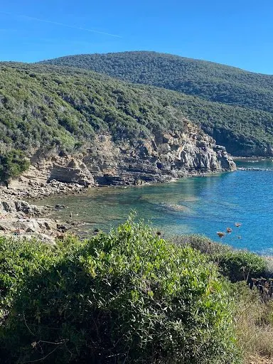 La costa verde di Populonia e una piccola cala dall'acqua limpida