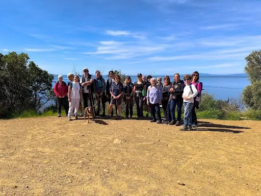 Il gruppo di camminatori in posa su un belvedere sopra il mare