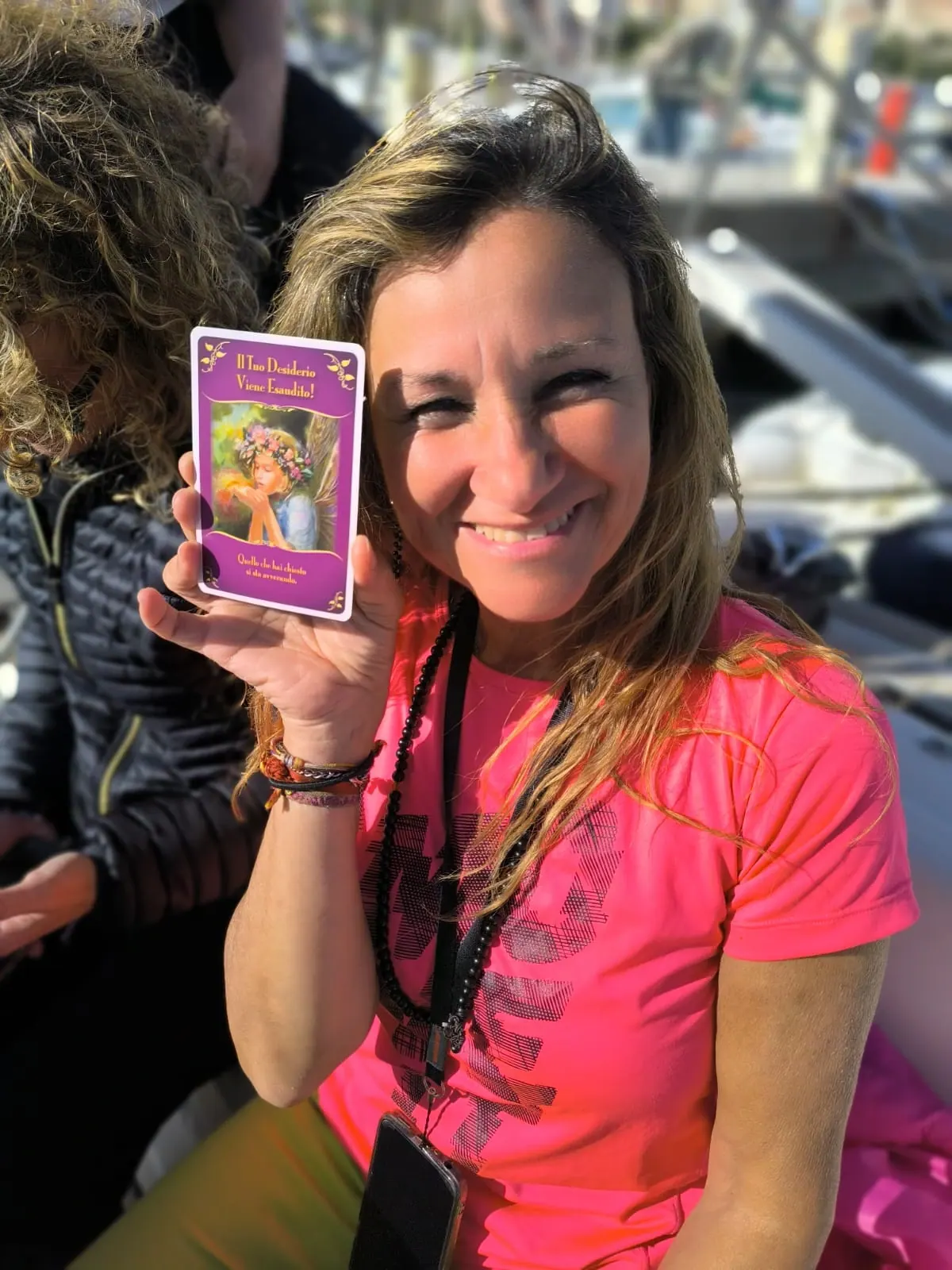 Una partecipante sorridente con la sua carta in mano