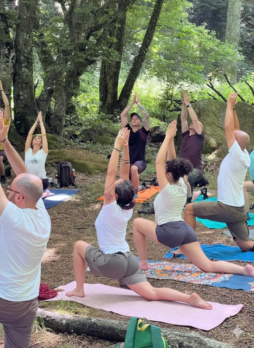 Il gruppo pratica yoga sui tappetini nel bosco di Sassoforte, le braccia alzate verso gli alberi