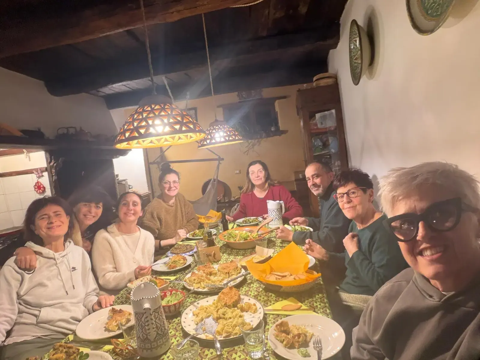 Tutti a tavola insieme, con i piatti della cena condivisa