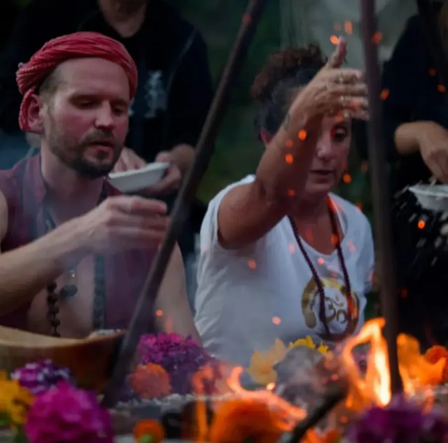 Un'offerta gettata nel fuoco durante la cerimonia, fra scintille e fiori