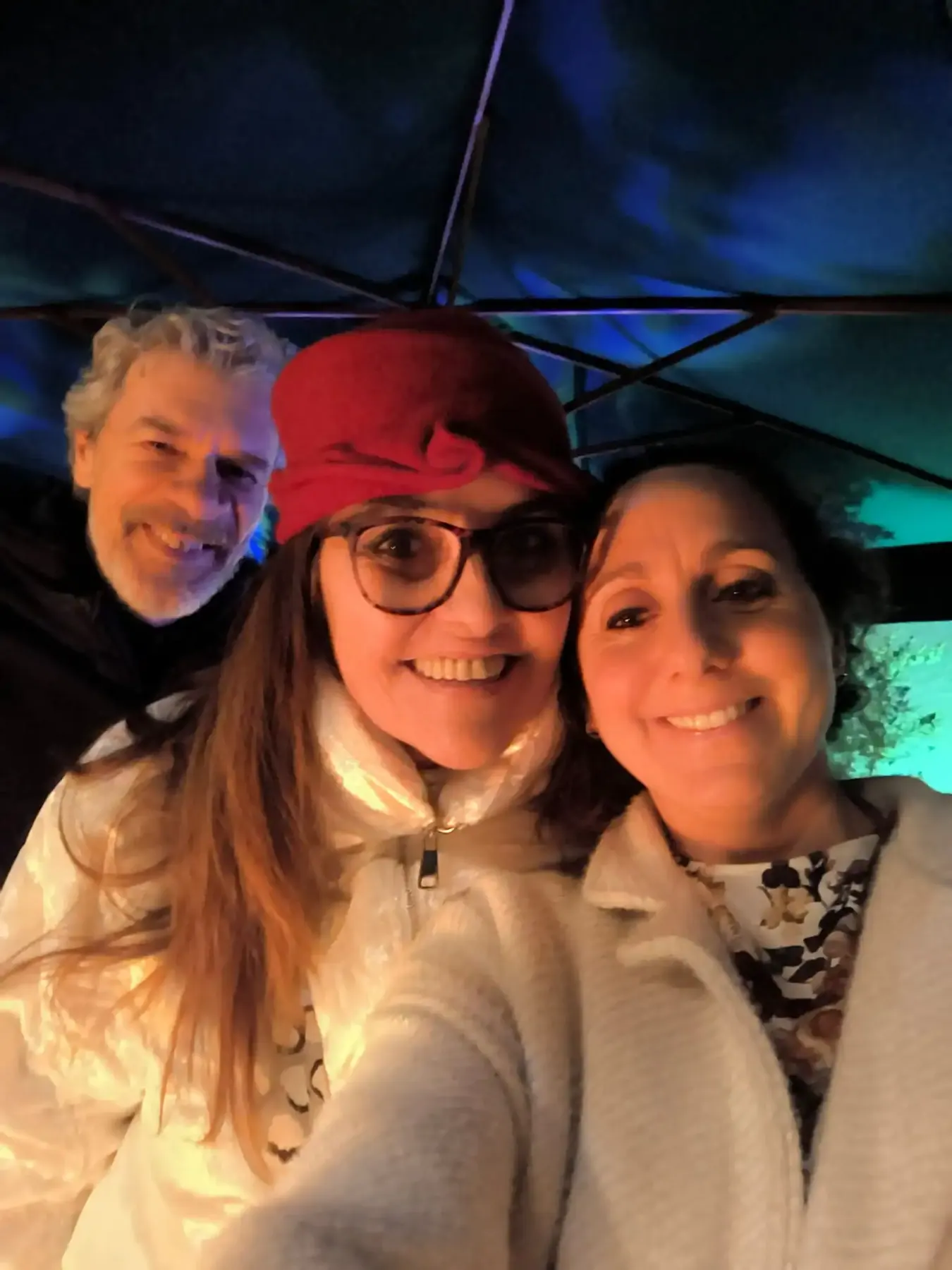 Un selfie sorridente con Riccardo ed Emanuela Venturi, la sera, all'Orsigna