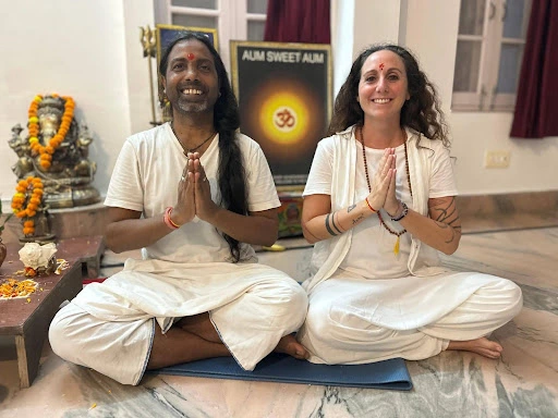 Laura Sankranti e Jitendra Das Maestro Yoga indiano